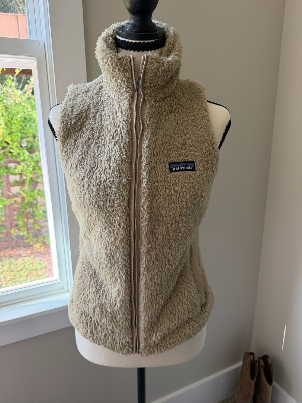 Patagonia Beige Fuzzy Fleece Vest - zip front